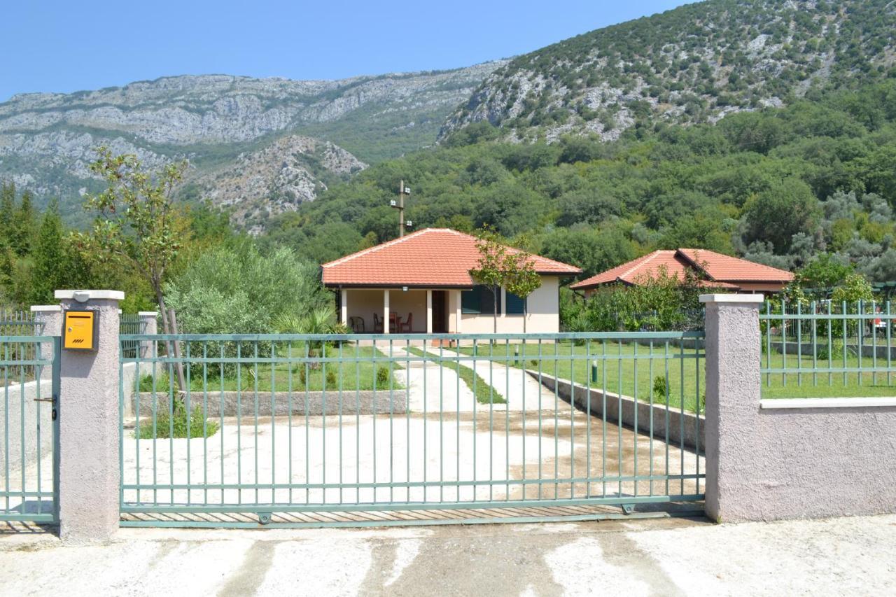 Guest House Radulovic Petrovac ภายนอก รูปภาพ
